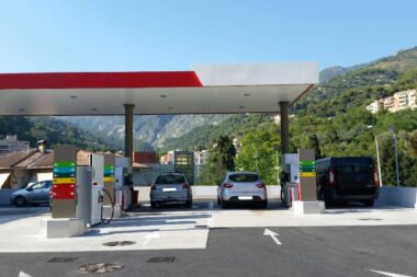 Pourquoi les tarifs des carburants dans les stations-service des autoroutes sont-ils si élevés 